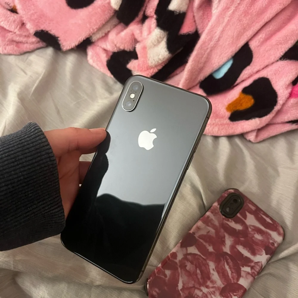 Apple iPhone 10 WITH case. SEND OFFERS!! And feel free to ask any questions
